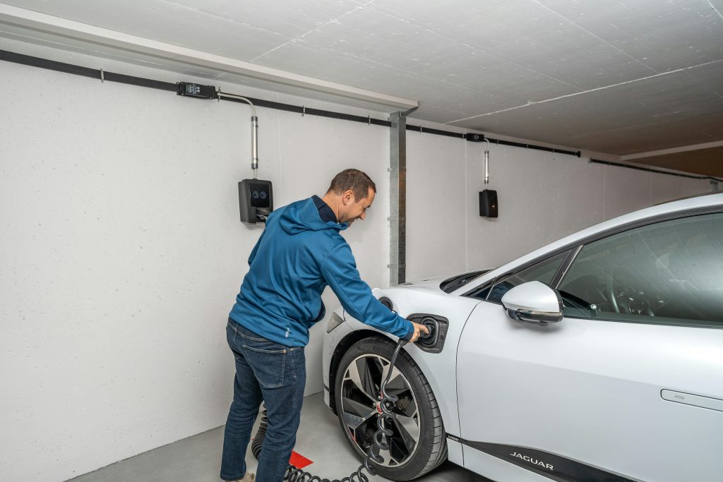 US Auto Market 2026: Inventory, EVs, & Geopolitical Shifts
